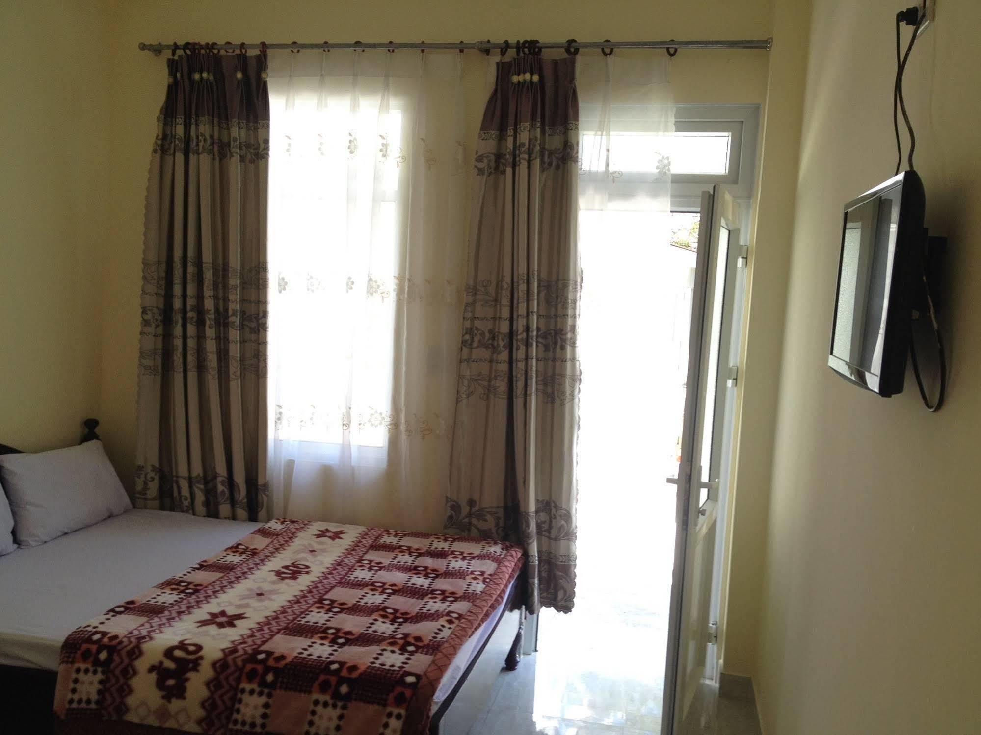 Phuong Hong Guesthouse Да Лат Екстериор снимка